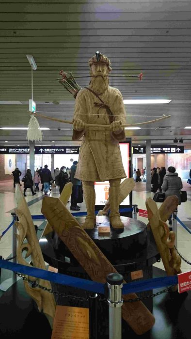 藤戸竹喜　札幌駅西口のコンコースにある大きなアイヌ民族の木彫りのエカシ（長老）像